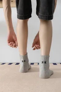Calzini da uomo grigi in cotone pettinato con ricamo sul retro, comodi per sport e vita quotidiana.