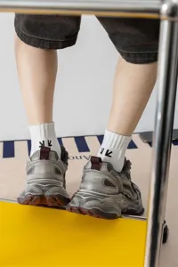 Calzini in cotone da uomo con freccia ricamata, bianco, stile streetwear alla moda vista dettaglio.