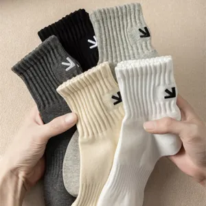 Calze da uomo a metà tubo in morbido cotone pettinato con design a freccia ricamata, colori.