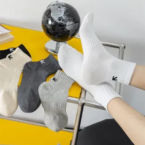 Calzini in cotone da uomo con design a freccia ricamata, comodi e traspiranti per lo sport.