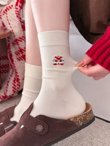 Gemütliche beige Baumwollsocken mit chinesischer Löwentanz Stickerei. Sehr bequem.