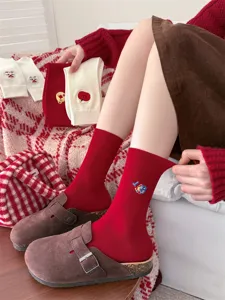 Rote Baumwollsocken für Damen mit süßen bestickten Neujahrsmustern, gemütlich und warm.