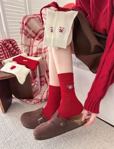 Rote Baumwoll-Mittelsocken für Damen mit festlicher chinesischer Löwen- und Fischbestickung.