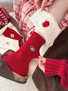 Gemütliche rote Damen-Baumwollsocken mit süßen bestickten Weihnachtsmotiven für festliche Anlässe.