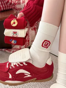 Festliche rot-weiße Baumwoll-Damen-Mittelsocken mit süßer Löwentanz-Stickerei für Neujahrsgeschenk