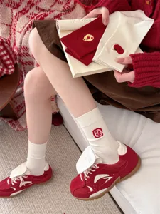 Rote und weiße festliche Baumwoll-Mittelsocken mit niedlicher Stickerei für Neujahr.