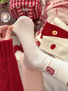 Damen Baumwolle Mittelsocken mit festlicher roter Stickerei, gemütlicher Neujahrs-Stil.