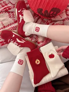 Rote Neujahrs-Baumwollsocken für Damen, süße, glückliche Stickerei-Mittelsocken für Feste.