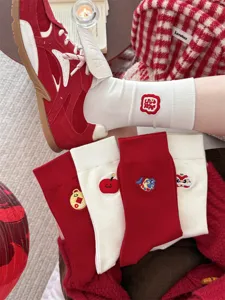 Schicke chinesische Neujahrs rote bestickte Socken, glückliche Löwen und Fisch festliche Socken.