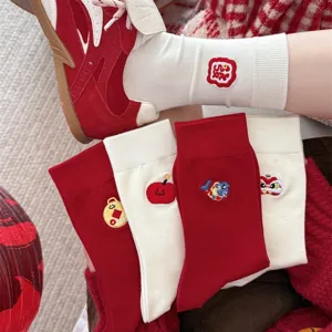 Rote katoenen sokken voor Chinees nieuwjaar met schattige feestelijke borduursels.