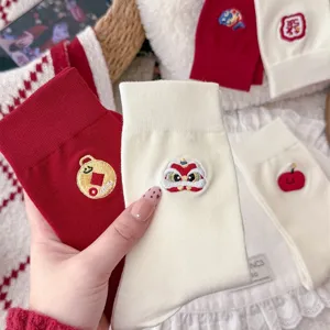 Festliche rote Baumwollsocken für Damen mit süßer Löwentanz Stickerei zum Neujahr.