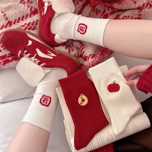 Rote und weiße bestickte Baumwollsocken für Damen, ideal für festliche Neujahrstage im Jahr.