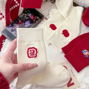 Rote Baumwollsocken für Damen zum chinesischen Neujahr, glückliche Stickerei mittlere Socken im Winter.