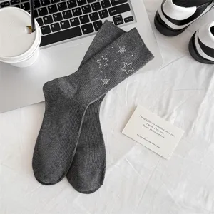 Dunkelgraue Rippenstrümpfe mit Strass-Sternen, stilvolle Baumwollsocken für Damen.