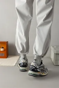 Men's combed cotton mid-tube socks featuring chic heel embroidery, comfortable seamless toe design.
