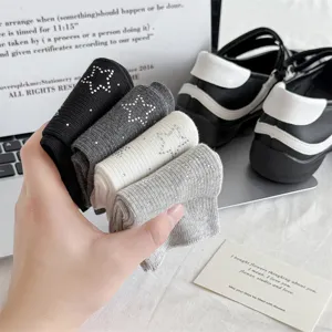 Detailansicht von Damen Baumwollsocken mit Strass Sternen in verschiedenen Farben.
