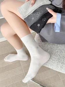 Modische gerippte Baumwoll-Mittel-Socken mit glitzernden Strass-Sternen für Damen.