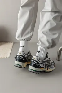Men's combed cotton mid-tube socks with heel letter embroidery, stylish and comfortable athletic socks.