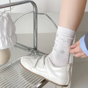 Weiße Strass-Stern Baumwoll-Mittelrohrsocken für Damen, stilvolles Designer-Accessoire.