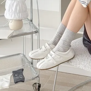 Stilvolle Damen-Baumwollsocken kombiniert mit lässigen weißen Schuhen für den Alltag.