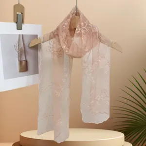 Élégant foulard en dentelle rose brodée pour femmes, léger châle floral élégant.