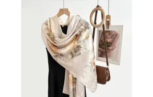 Eleganter Maulbeerseide Langschal mit Blumenmuster, leicht und weich für Damenaccessoires.