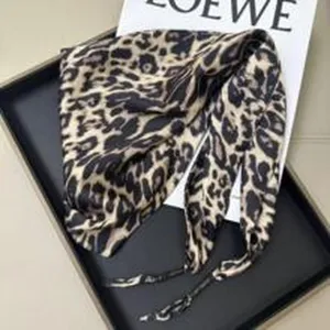 Femme foulard triangle en satin motif leopard style Coreen petit foulard de cou elegant