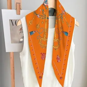 Foulard triangulaire en soie orange avec imprime cle chaine vintage accessoire de mode chic