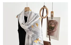 Detailaufnahme eines Maulbeerseiden-Jacquard-Schals mit goldenen Schmetterlingen.