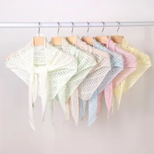 Dettaglio sciarpa triangolare in maglia traforata, scialle traspirante, design leggero multicolore.