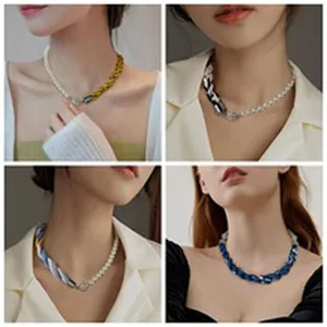 Gros plan détaillé montrant le design élégant de collier perle et satin, style chic.