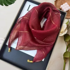 Foulard triangulaire scintillant rouge foncé style coréen pour femmes, élégant châle en satin.