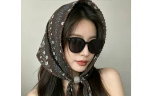 Retro floral headscarf detail, breathable triangle kerchief with lace trim and ring.