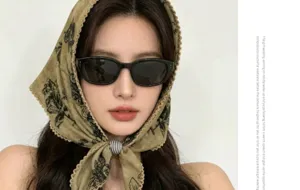 Vintage floral lace-edge beaded triangular scarf, breathable ethnic headwear for summer vacation.