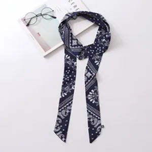 Vista dettagliata di una sciarpa stretta blu scuro con motivo paisley, elegante.