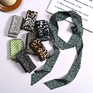 Vista dettagliata di foulard sottili stile coreano con stampa leopardata.