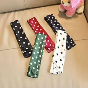 Vista dettagliata delle sciarpe a pois strette e alla moda, foulard lunghi stropicciati versatili.
