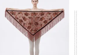 Sciarpa triangolare in velluto vintage con motivo jacquard floreale e delicate frange.