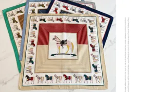Elegantes Seidentuch mit klassischem Pferdemotiv, 70cm quadratischer Damenschal für den Sommer.