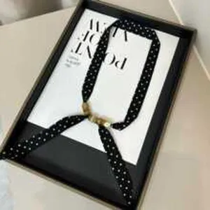 Γαλλικό foulard με πουά μοτίβο και ρυθμιζόμενο μενταγιόν χάντρας, κομψό αξεσουάρ λαιμού.