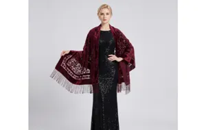 Vista dettagliata di uno scialle in velluto jacquard con frange e design boho chic.