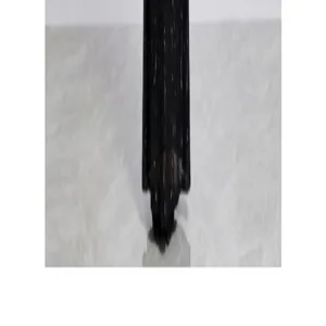 Vista dettagliata del design elegante dell'orlo della sciarpa nera con frange fine.
