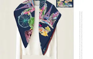 Vue détaillée du foulard carré en soie de 90 cm avec des motifs emblématiques de Paris.