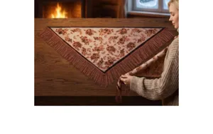 Vista dettagliata dello scialle triangolare floreale vintage, con motivo jacquard e tessuto morbido.