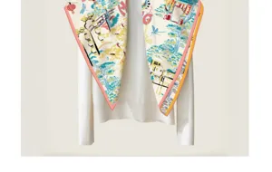Foulard carre en twill de soie luxueux avec bords roules a la main et motif elegant.
