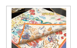 Vue détaillée d'un carré en twill luxueux avec des motifs orientaux et un bord roulé à la main.