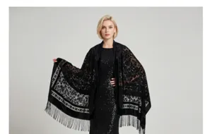Scialle nero in velluto con frange e motivo jacquard floreale stile boho per donne