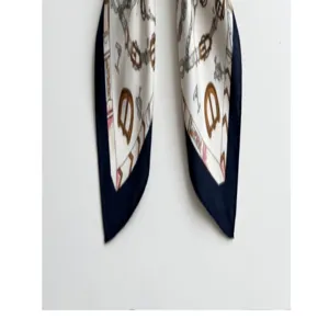 Elegantes 70cm Seidenquadrattuch mit klassischem Reiterketten-Druck für Damenmode.