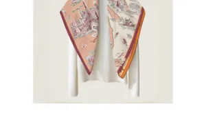 Gros plan du foulard carré en sergé montrant les superbes détails d'impression de Shanghai.
