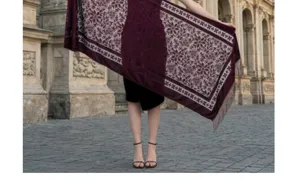 Elegante scialle in velluto jacquard bordeaux con motivi floreali e dettagli di frange per donne.